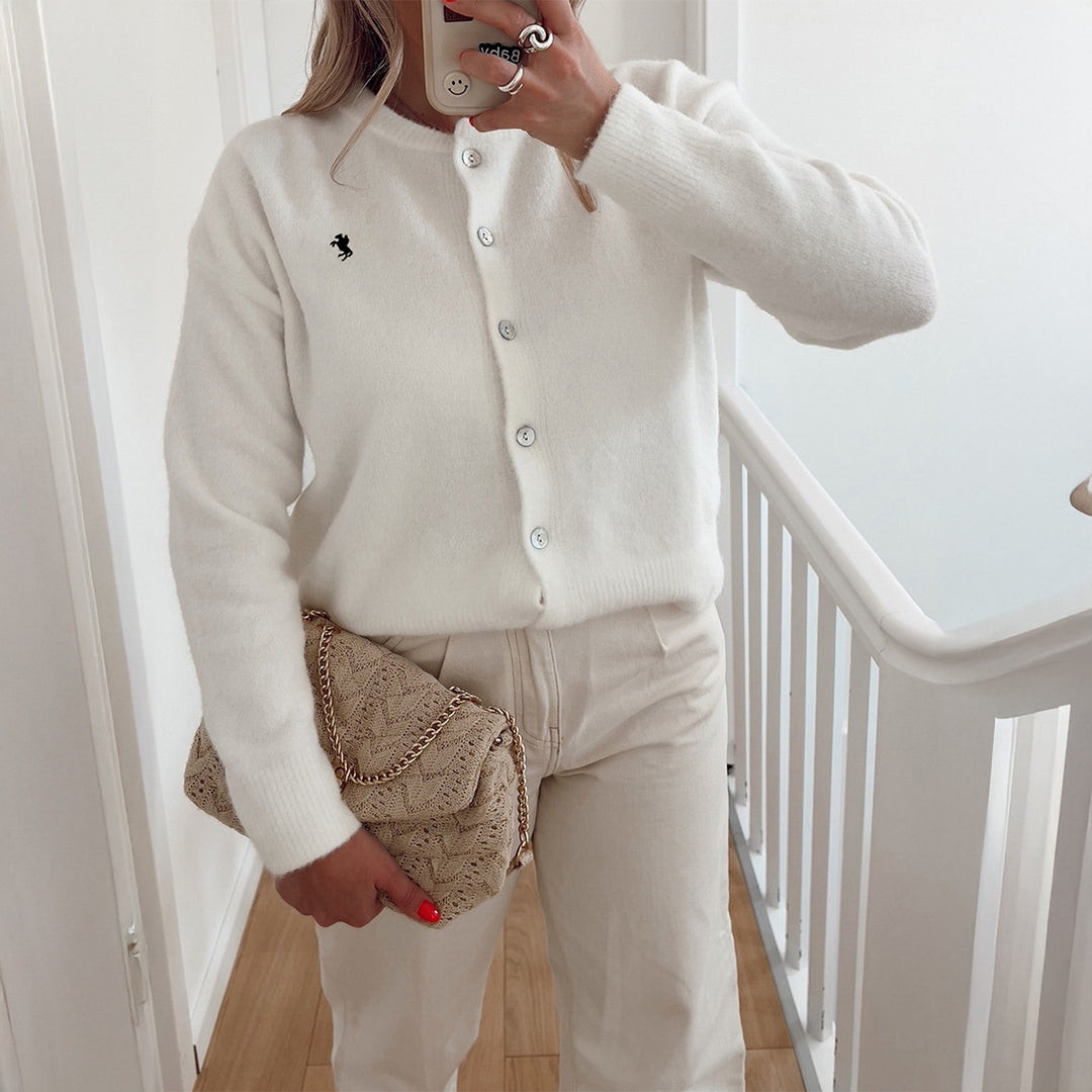 Damen nan kurze Feinstrick‑Strickjacke mit Perlmuttknöpfen, Rundhalsausschnitt und zierlichem Pferde‑Stick Drune