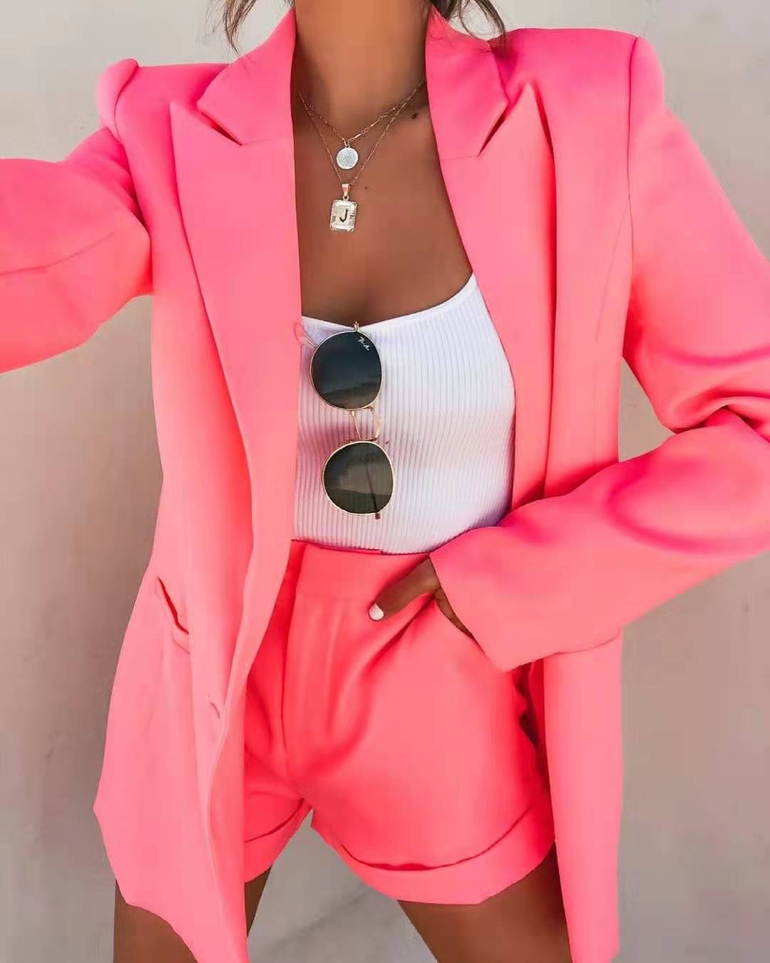 Damen nan figurbetontes Longblazer- und High-Waist-Shorts-Set mit überschnittenen Schultern und aufgesetzten Taschen Drune