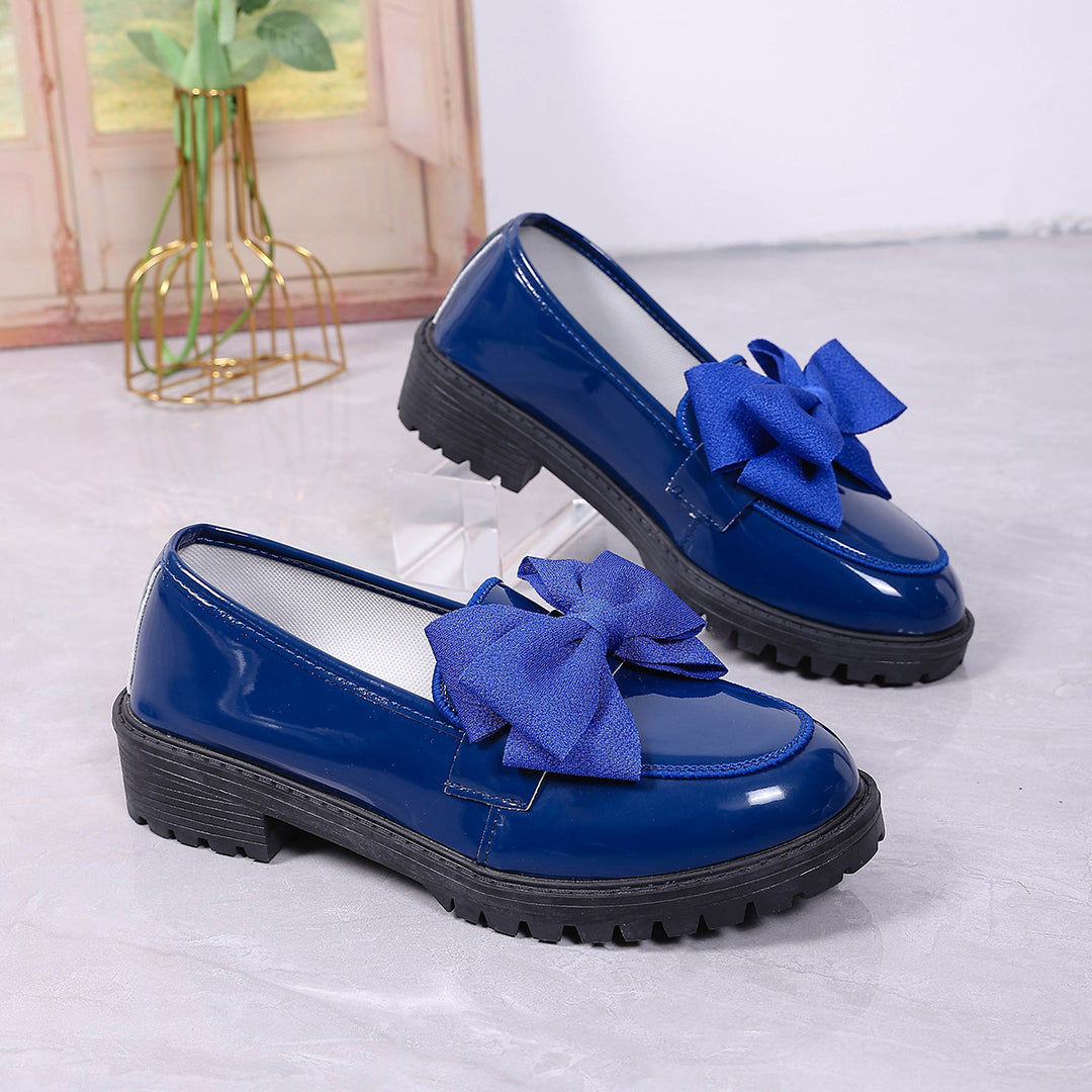 Damen Plateau-Loafer aus Lackimitat mit profilierter Gummisohle und Zierschleife Drune