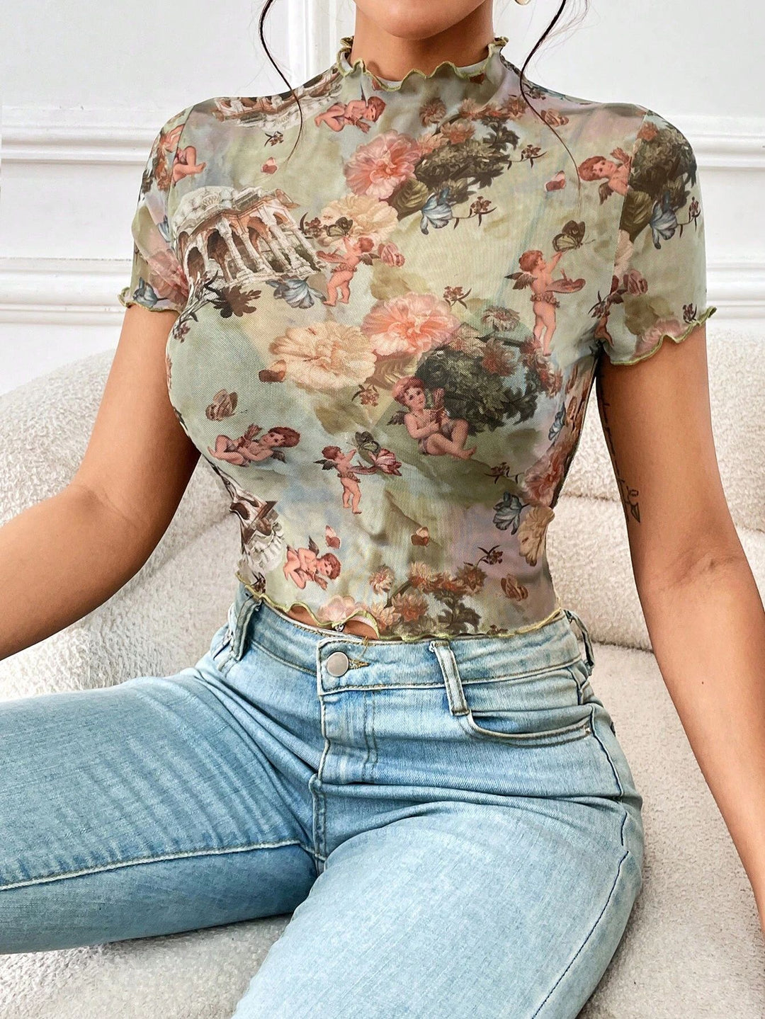Damen nan figurnahes transparentes Mesh-Top mit barockem Engeldruck, Stehkragen und Kräuselsaum Drune