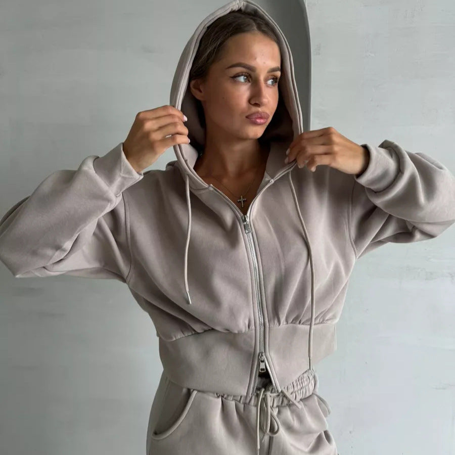Damen gekürzte Zip-Kapuzenjacke mit formender Taillennaht und relaxed High-Waist Loungehose Drune
