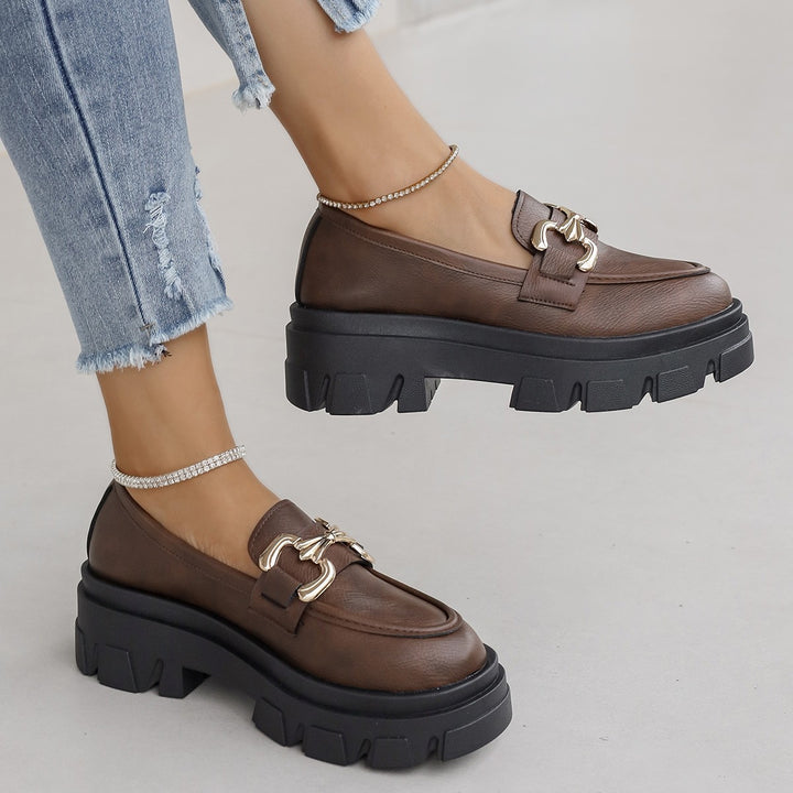 Damen nan Chunky Loafer mit profilierter Plateau‑Laufsohle und goldfarbener Zierspange Drune