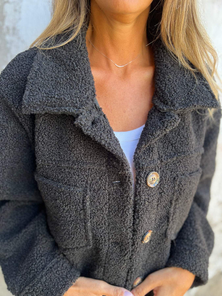 Damen nan Teddyjacke mit großem Reverskragen, durchgehender Knopfleiste und aufgesetzten Pattentaschen Drune