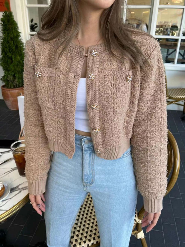 Damen kurz geschnittene Strickjacke mit dekorativen Knopfdetails und strukturiertem Design Drune
