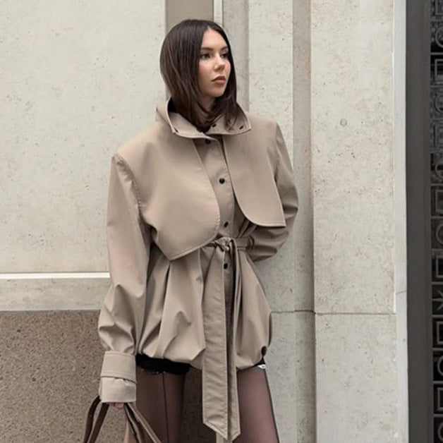 Damen Sculpturaler Boxy-Blouson mit hohem Stehkragen und gerafftem Volumenbund Drune