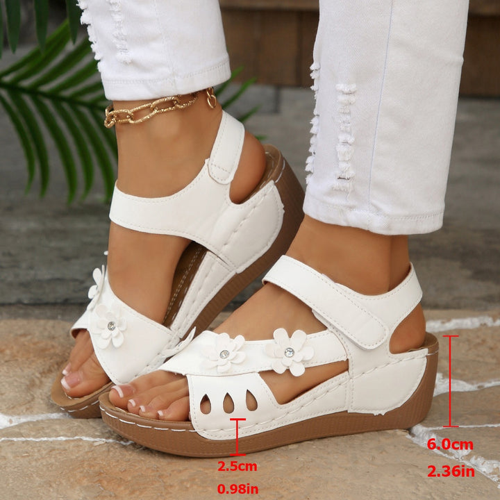 Damen Komfort-Wedgesandalen mit verstellbarem Klettverschluss und Blütenapplikation Drune