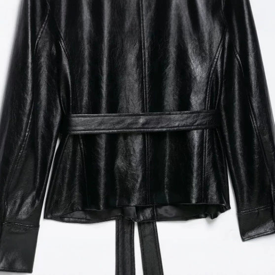 Damen Taillierte Wildlederjacke im Military‑Look mit Stehkragen, aufgesetzten Pattentaschen und verdeckter Knopfleiste Drune