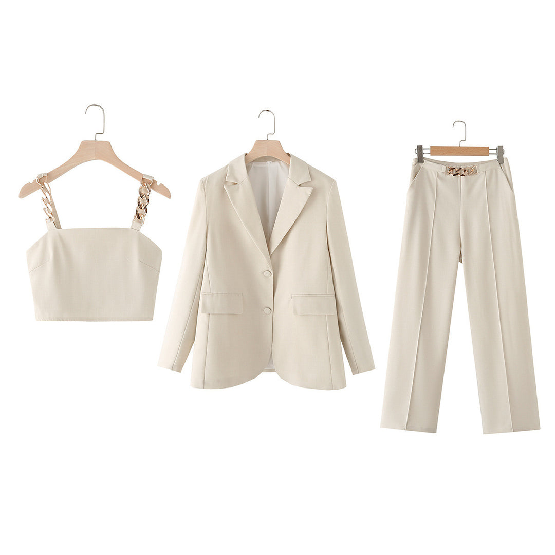 Damen nan dreiteiliges Anzugset mit Ketten‑Croptop, lockerem Blazer und hochtaillierter Bundfaltenhose Drune