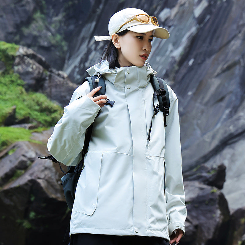 Damen technische Mehrlagen-Hardshell-Regenjacke mit verstellbarer Kapuze, Brustriemen und wasserabweisenden Reißverschlüssen Drune