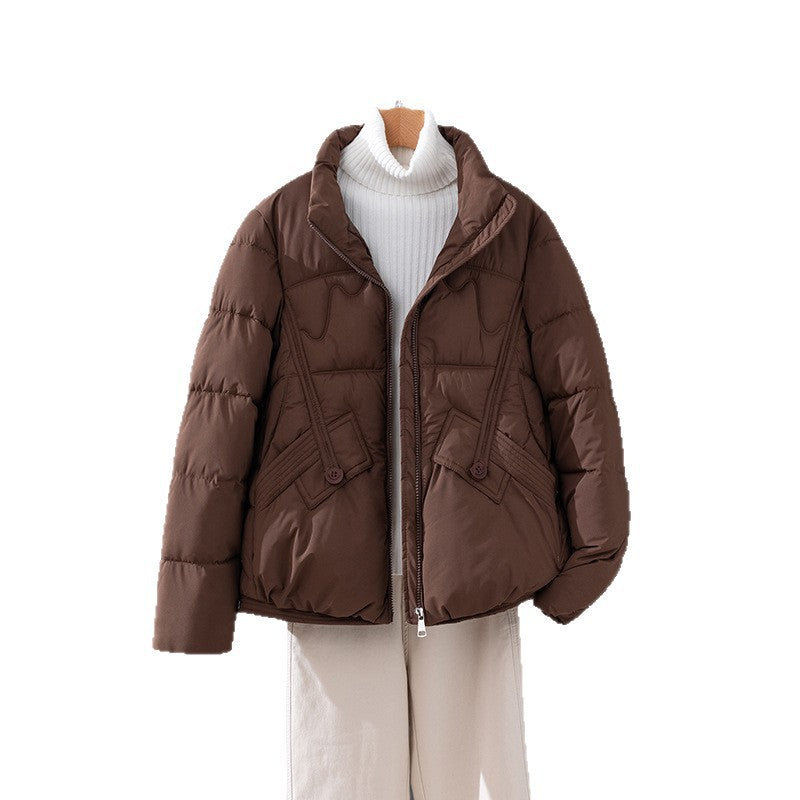 Damen nan kurzer Steppblouson mit hoher Kragenblende, diagonal gesetzten Ziernähten und aufgesetzten Pattentaschen Drune