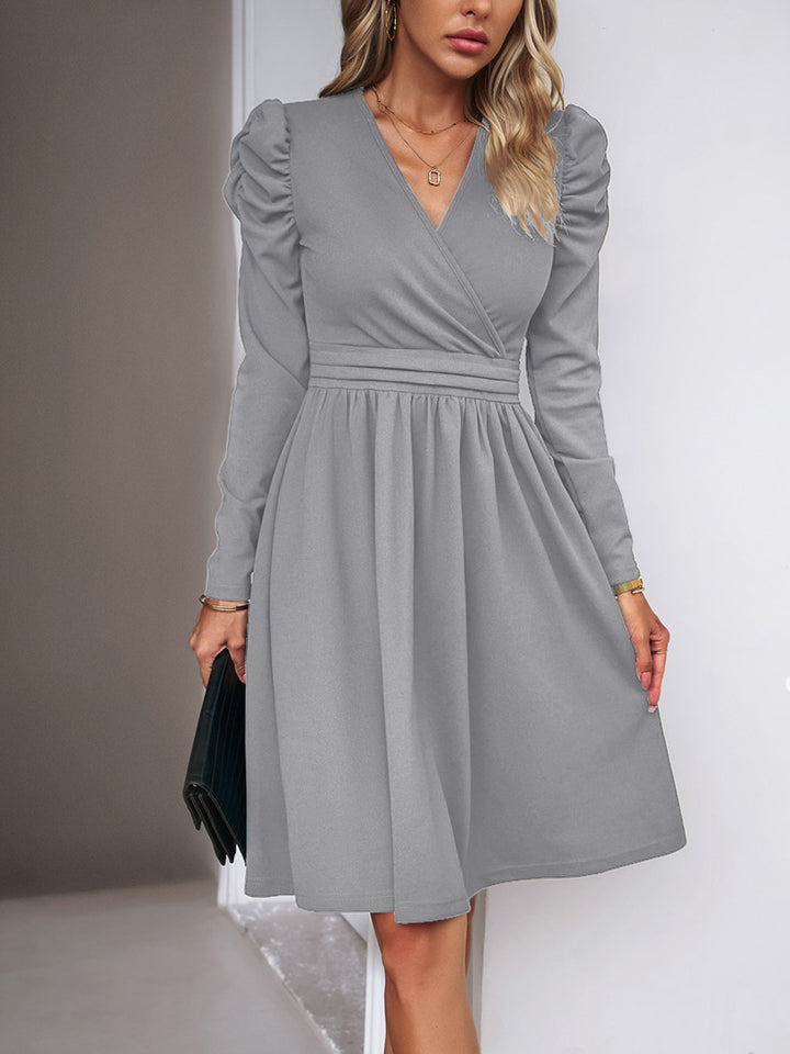 Damen Wickelkleid mit V-Ausschnitt, gerafften Puffärmeln und tailliertem Faltenrock Drune