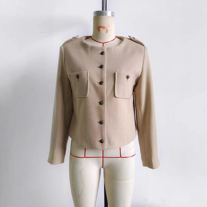 Damen nan kurze Wolloptik-Jacke mit Rundhalsausschnitt, aufgesetzten Pattentaschen und Schulterpatten Drune