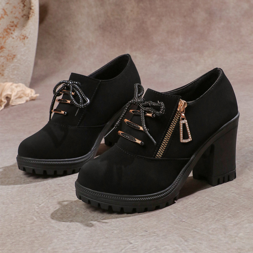 Damen nan elegante Schnür-Booties mit robustem Profilabsatz, seitlichem Reißverschluss und dekorativem Anhänger Drune