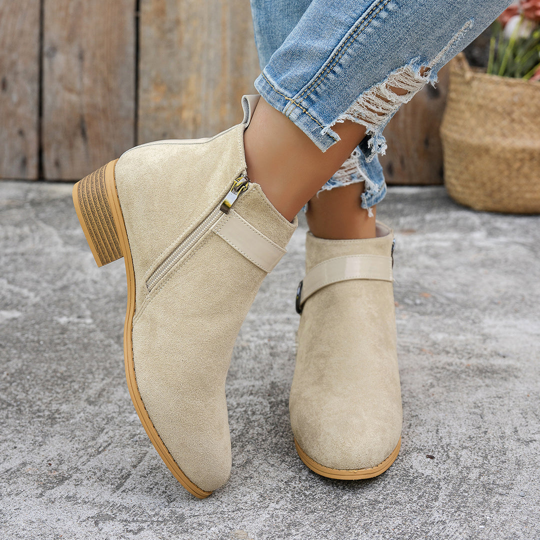 Damen Kurzschaft-Stiefelette aus Wildlederoptik mit seitlichem Reißverschluss und Ziergurt Drune
