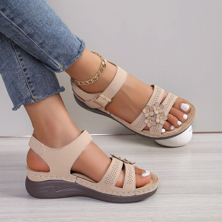 Damen Bequeme Keil-Sandalen mit floralem Zierdetail, gepolstertem Komfortfußbett und verstellbarem Knöchelriemen Drune