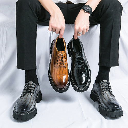Damen Chunky Derby‑Schnürschuh mit Krokoprägung, lackiertem Kunstleder und profilierter Plateau‑Sohle Drune