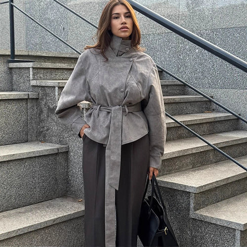 Damen Kurzjacke aus Veloursleder‑Optik mit hohem Stehkragen, Taillengürtel und kastiger Oversize‑Silhouette Drune