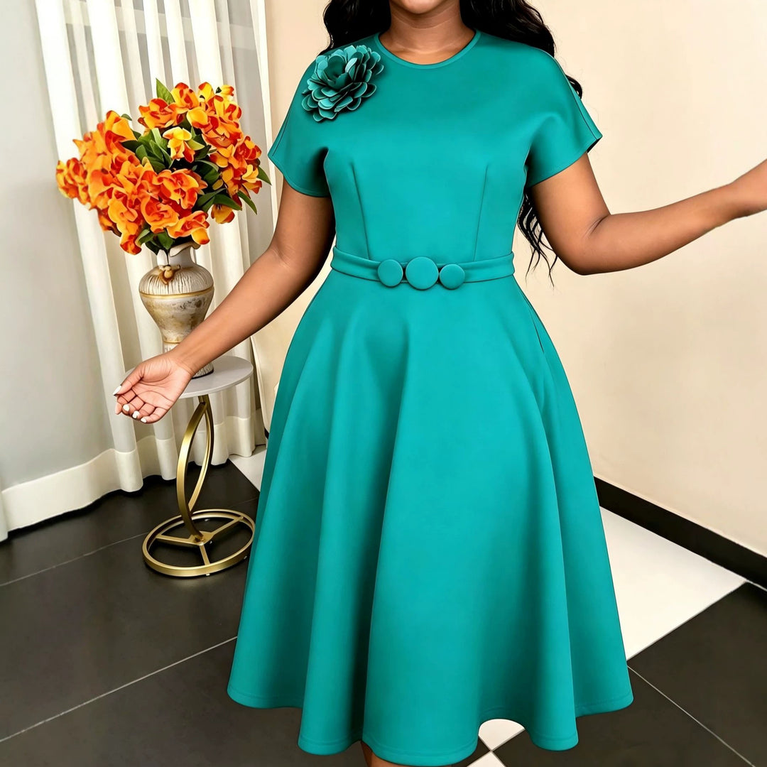 Damenkleid mit elegantem Gürtel und dekorativem Blumenakzent Drune