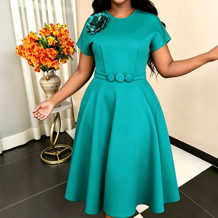 Damenkleid mit elegantem Gürtel und dekorativem Blumenakzent Drune
