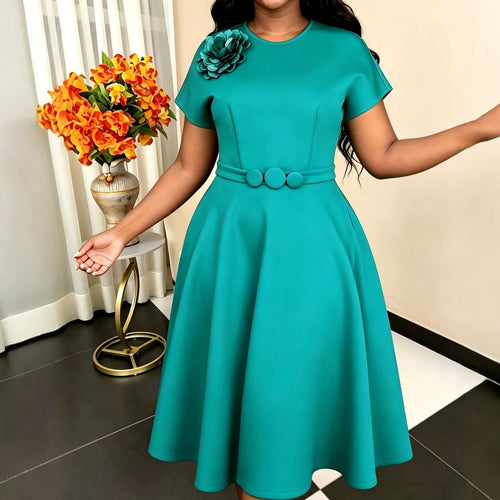 Damenkleid mit elegantem Gürtel und dekorativem Blumenakzent Drune