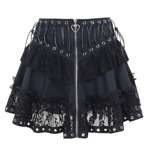 Damen Nachtkleid mit zarter Spitzendekoration und verspielten Rüschenelementen Drune