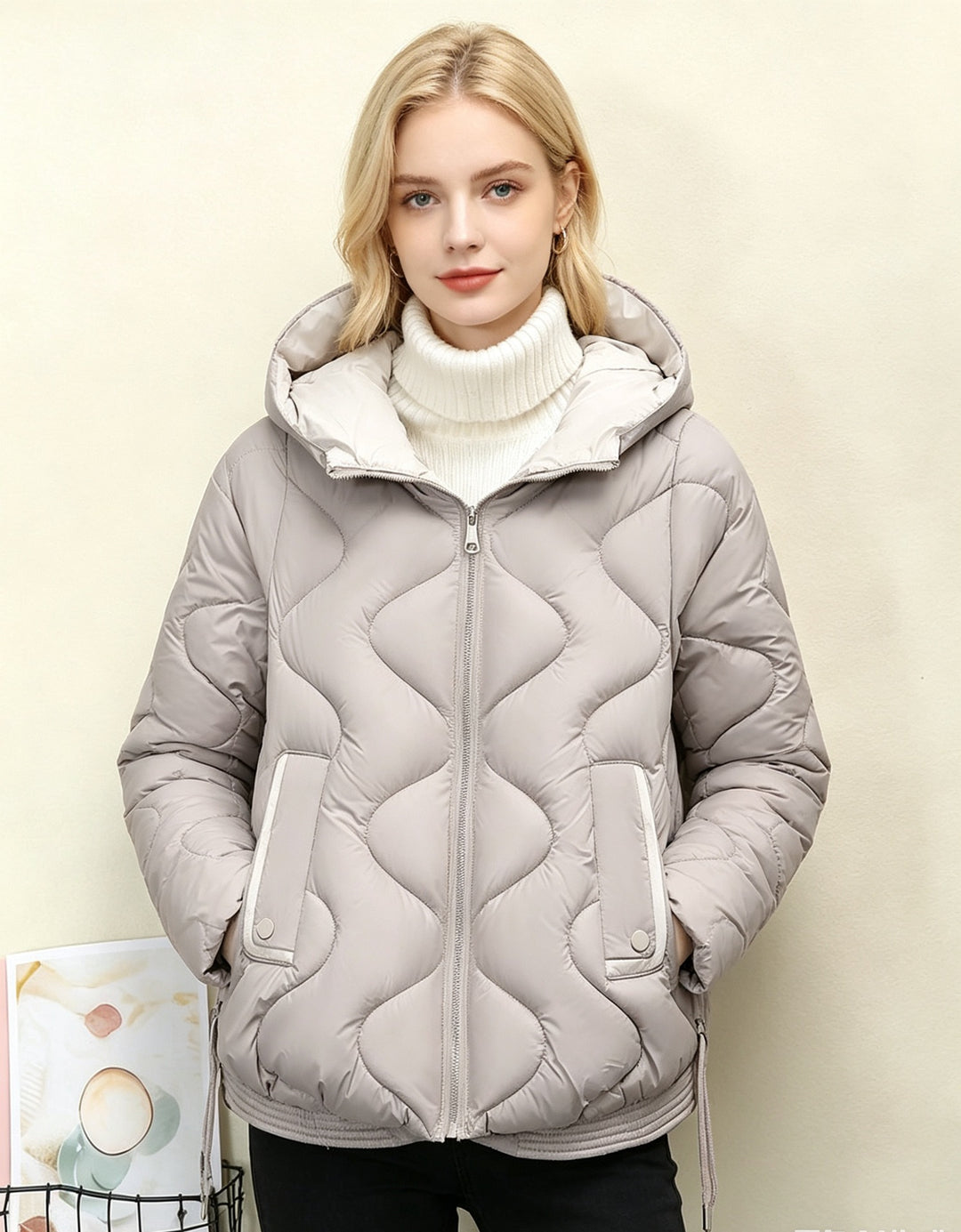 Damen nan wattierte Kurzjacke mit organischer Herzsteppung, abgerundetem Saum und paspelierten Pattentaschen Drune