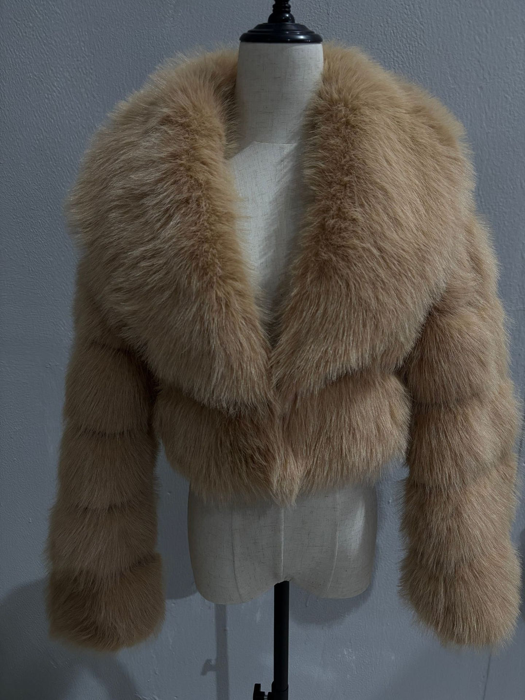 Damen Kurz geschnittene Kunstpelz‑Bolerojacke mit voluminösem Schalkragen Drune