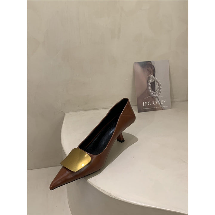 Damen Elegante spitz zulaufende Pumps mit goldener Zierplatte und geformtem Kittenabsatz Drune