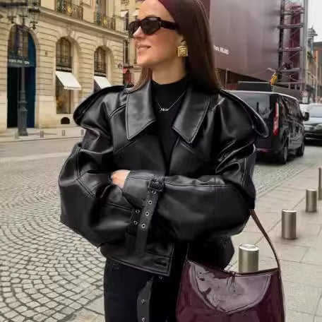 Damen 300+ taillierte Cropped-Bikerjacke aus Kunstleder mit großem Revers, Schulterklappen und Taillengürtel Drune