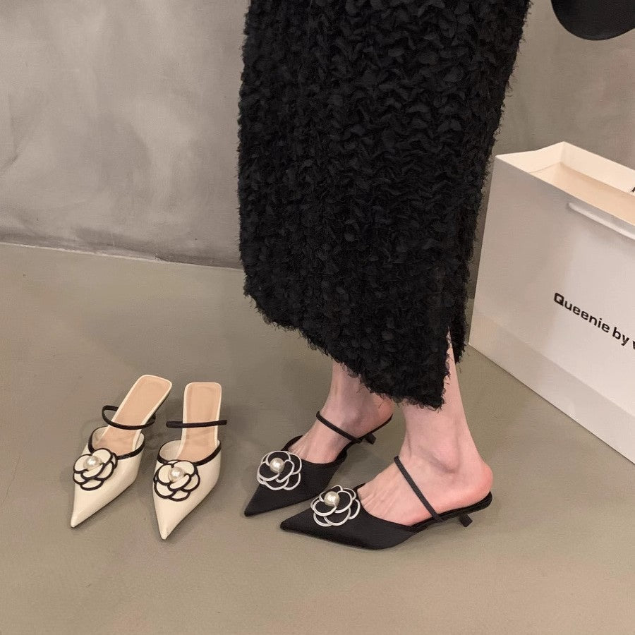 Damen spitz zulaufende Satin‑Mules mit zartem Knöchelriemen und Perlen‑Blütenapplikation Drune