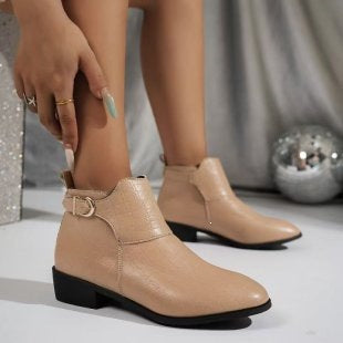 Damen Western-inspirierte Stiefelette mit spitzer Zehenpartie und dekorativer Metallschnalle Drune