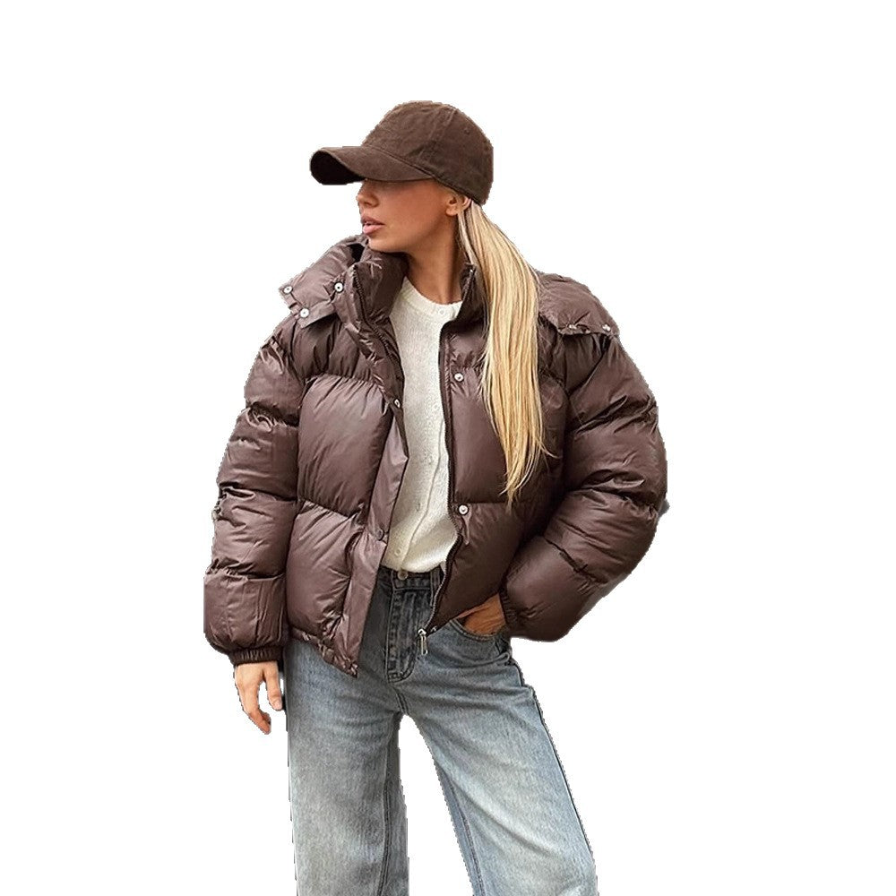 Damen Kurz geschnittene glänzende Steppjacke mit hohem Stehkragen und Druckknopfleisten Drune