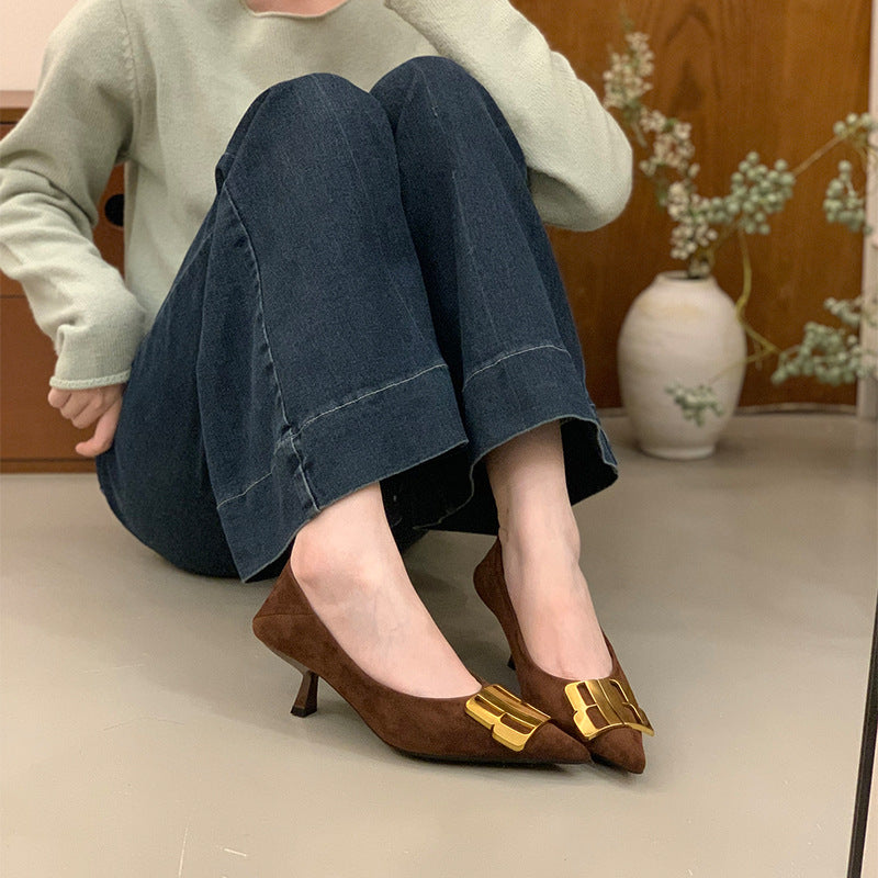 Damen Elegante spitz zulaufende Samtoptik-Kitten-Heel Pumps mit markanter Metallschließe Drune