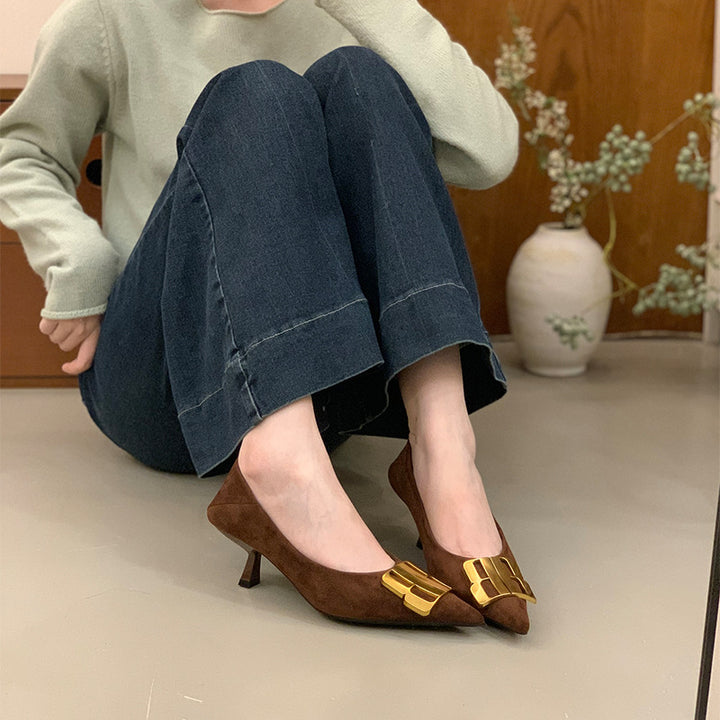 Damen Elegante spitz zulaufende Samtoptik-Kitten-Heel Pumps mit markanter Metallschließe Drune