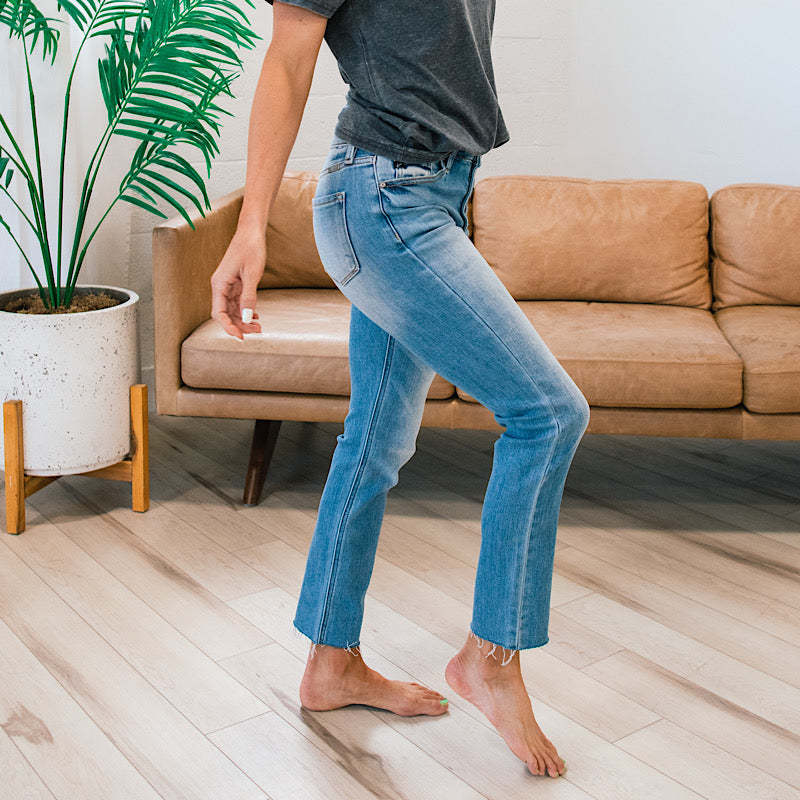 Damen High-Waist Jeans mit knöpfbarem Einsatz und fransigem Saum Drune