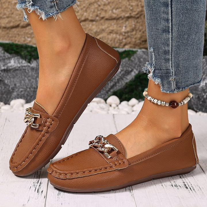 Damen Flexibler Mokassin‑Slipper mit gepolstertem Komfortfußbett und dekorativer Metallkette Drune