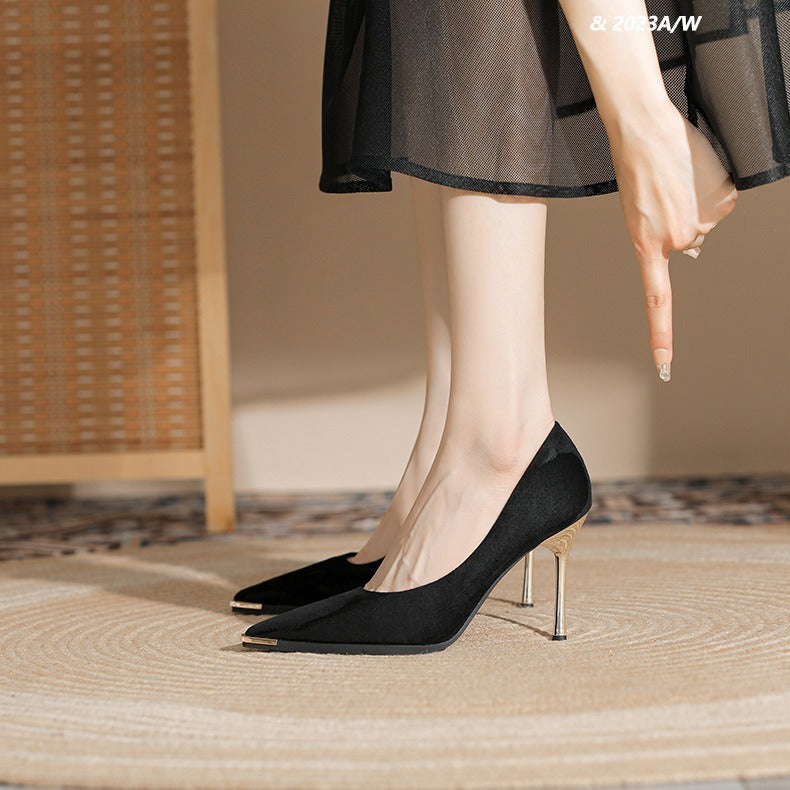 Damen Velours‑Pumps mit schmalem goldfarbenem Stilettoabsatz und Metallkappen‑Detail Drune