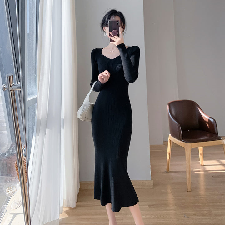 Damen Strickkleid mit schmeichelndem V-Ausschnitt und eleganter Schwinge Drune