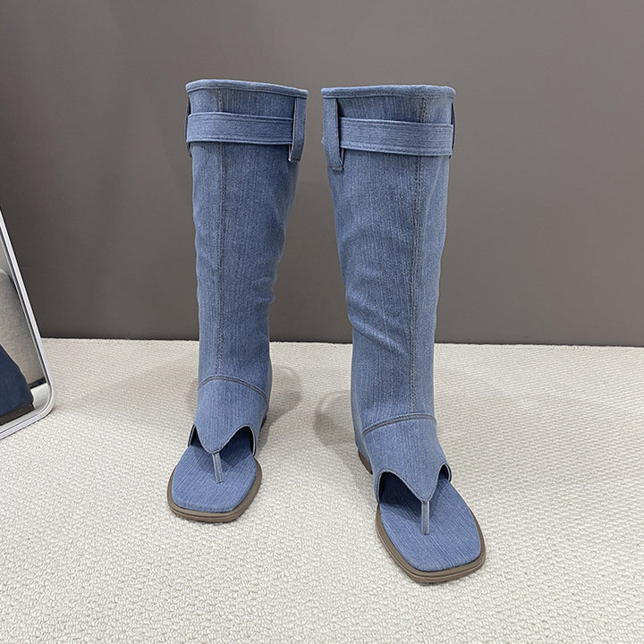 Damen nan wadenhoher Jeanslook-Stiefel mit Zehensteg offener Zehenpartie und verstellbarem Schnallenriemen Drune
