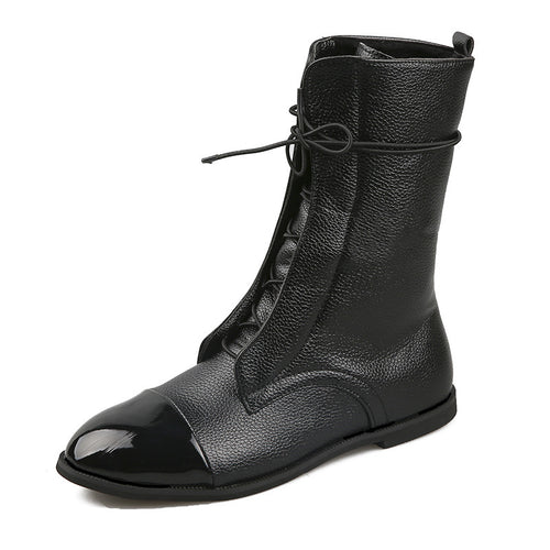 Damen nan elegante Schnür-Stiefelette mit lackiertem Zehenkappen-Detail, genarbtem Obermaterial und schlanker Flachsohle Drune