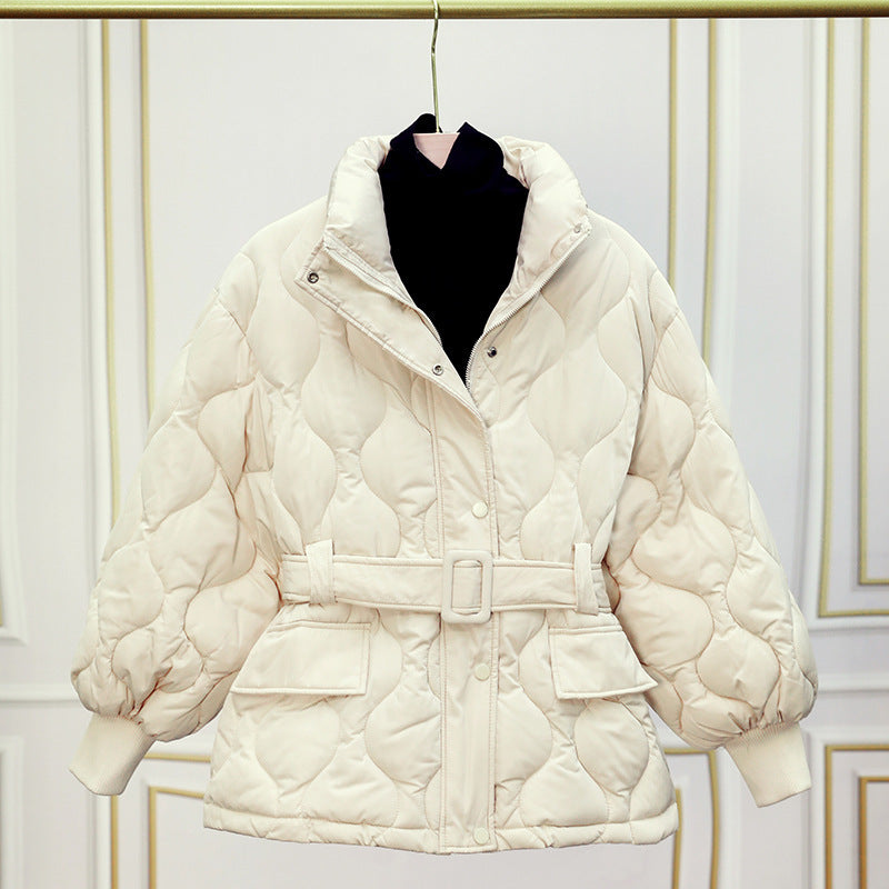Damen nan gesteppte Taillierte Steppjacke mit Wickelgürtel, Stehkragen und Pattentaschen Drune