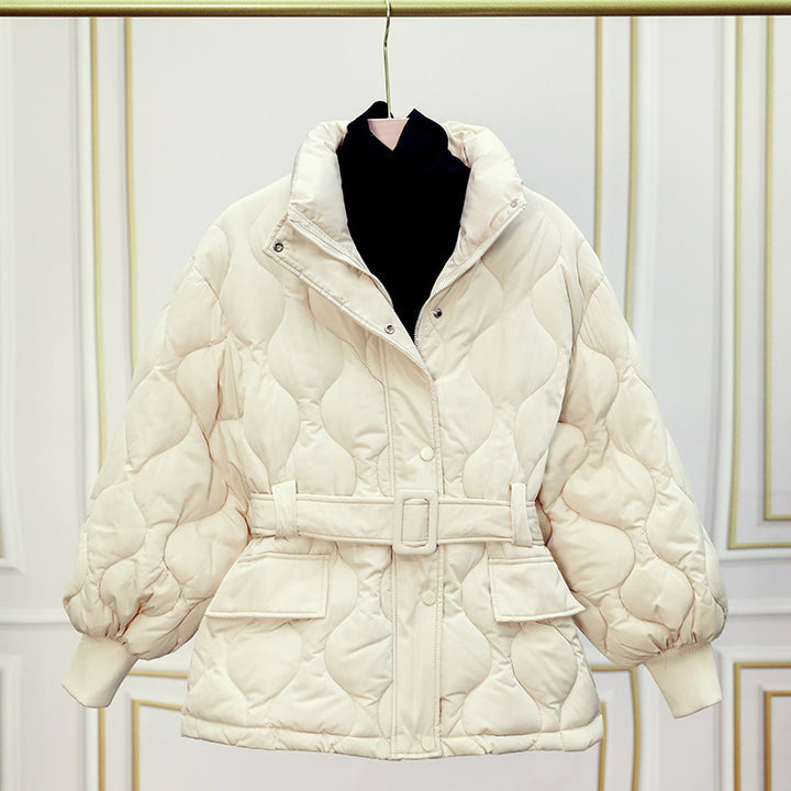 Damen nan gesteppte Taillierte Steppjacke mit Wickelgürtel, Stehkragen und Pattentaschen Drune