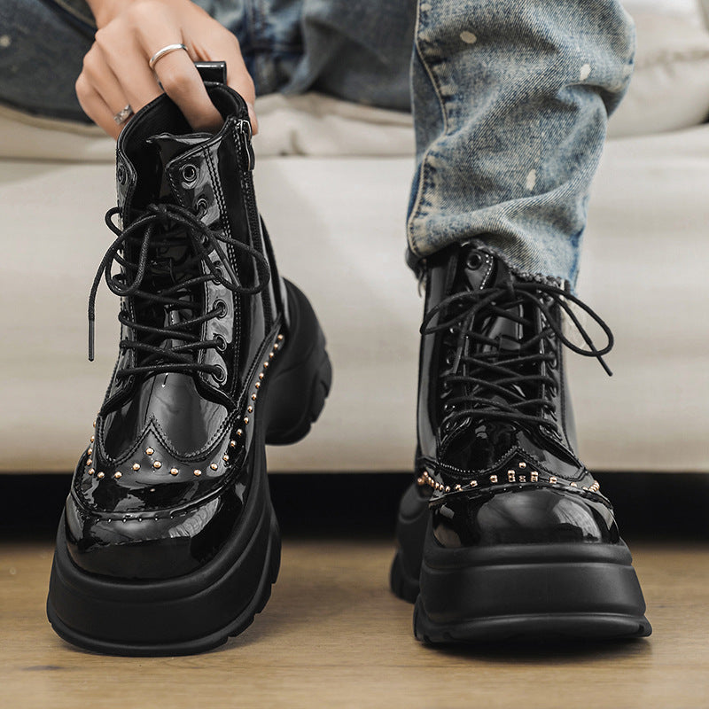 Damen Plateau-Boots mit Lackfinish, Schnürung und Nietenbesatz Drune