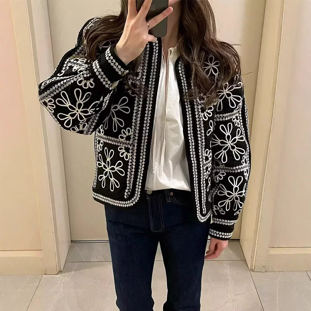 Damen nan gesteppte Kurzjacke im ornamentalen Bandana‑Print mit Rundhalsausschnitt und Zierpaspel Drune