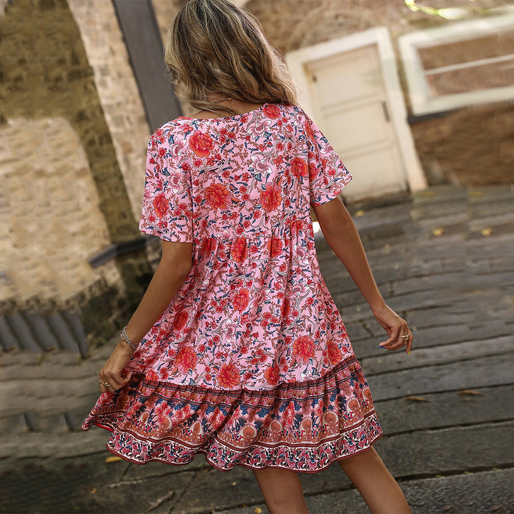 Damen Sommerliches Blumenkleid mit verspieltem Rüschensaum und Knopfdetail Drune