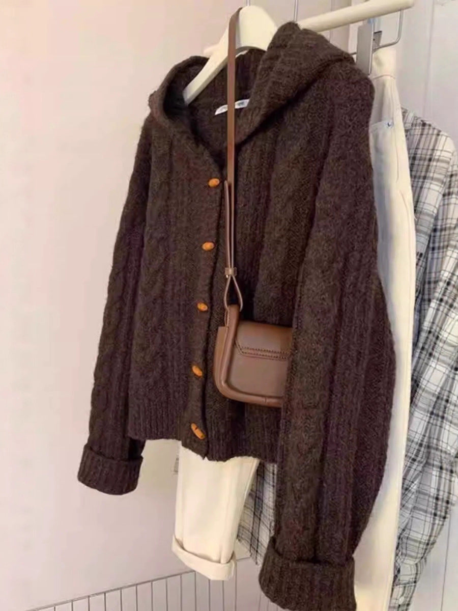 Damen Kapuzen-Strickjacke mit Zopfstrick, Holzknopfleiste und kastiger Silhouette Drune