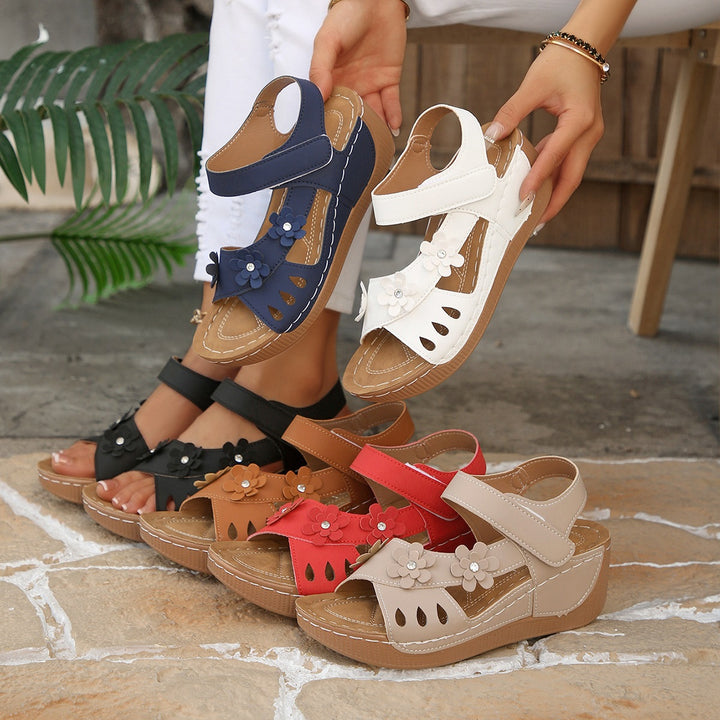 Damen Komfort-Wedgesandalen mit verstellbarem Klettverschluss und Blütenapplikation Drune