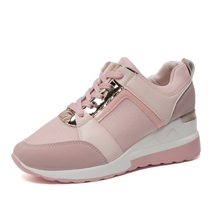 Damen Keil-Sneaker mit perforiertem Obermaterial, gepolstertem Komfortkragen und reflektierenden Metalldetails Drune