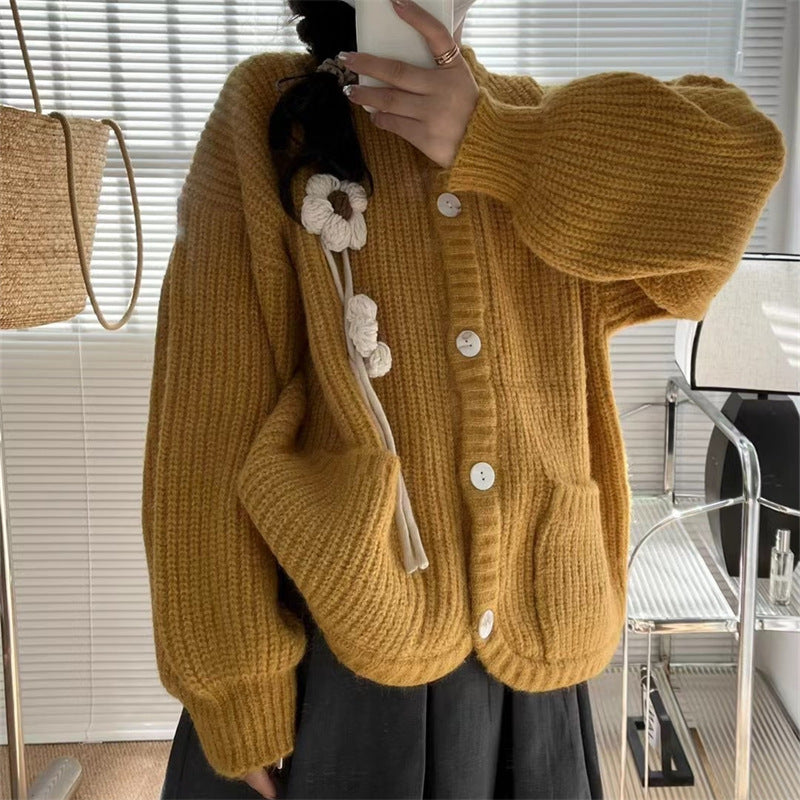 Damen Strickjacke mit verspielten Blumenapplikationen und großen Taschen Drune