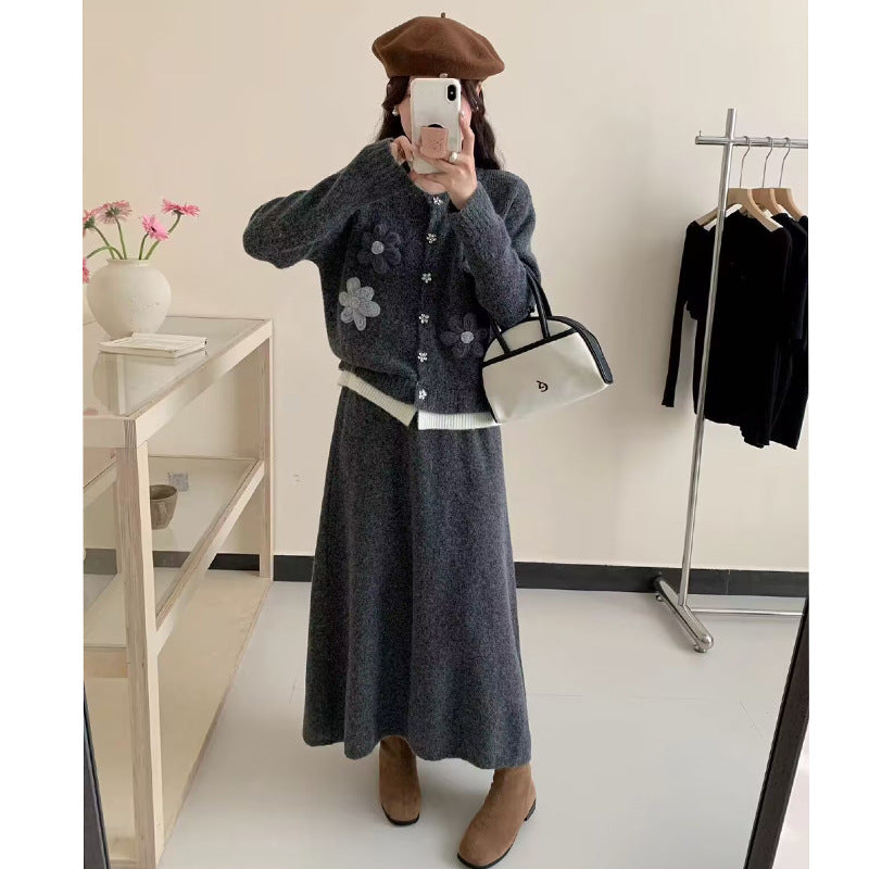 Damen Strickjacke mit Blumenapplikationen und Knopfverschluss Drune
